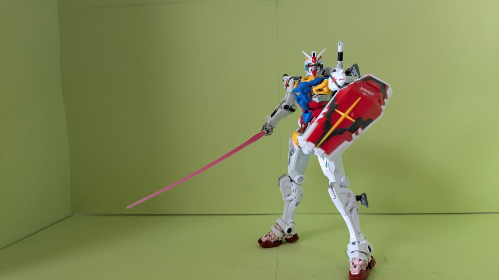 WHITE-GUNDAM PHASE-3ビームサーベル以外の全武装を破壊された状態。ただし、マグネットコーティングやサイコフレームでの高速戦闘が可能なので油断は禁物。…にしても各所の識別エムブレムはこの世界で見たことない。あれは…ロンド・ベル、ユニコーン、アム…エンデュミオン？