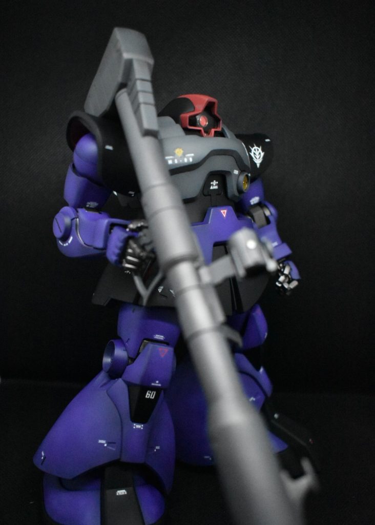 モノアイをハイキューパーツさんのモノアイに変えた以外はストレート作製です。黒立上げからのエアブラシ塗装です。