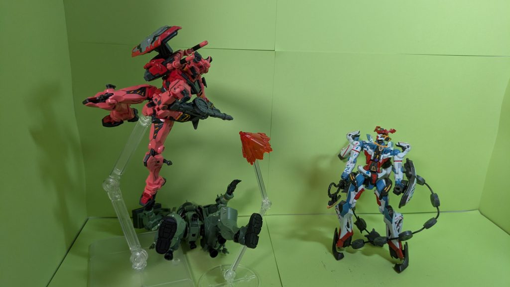 シュウジの赤いガンダムのおかげで窮地を免れた！マチュ「ありがとうシュウジ！」シュウジ「間一髪だったね。」