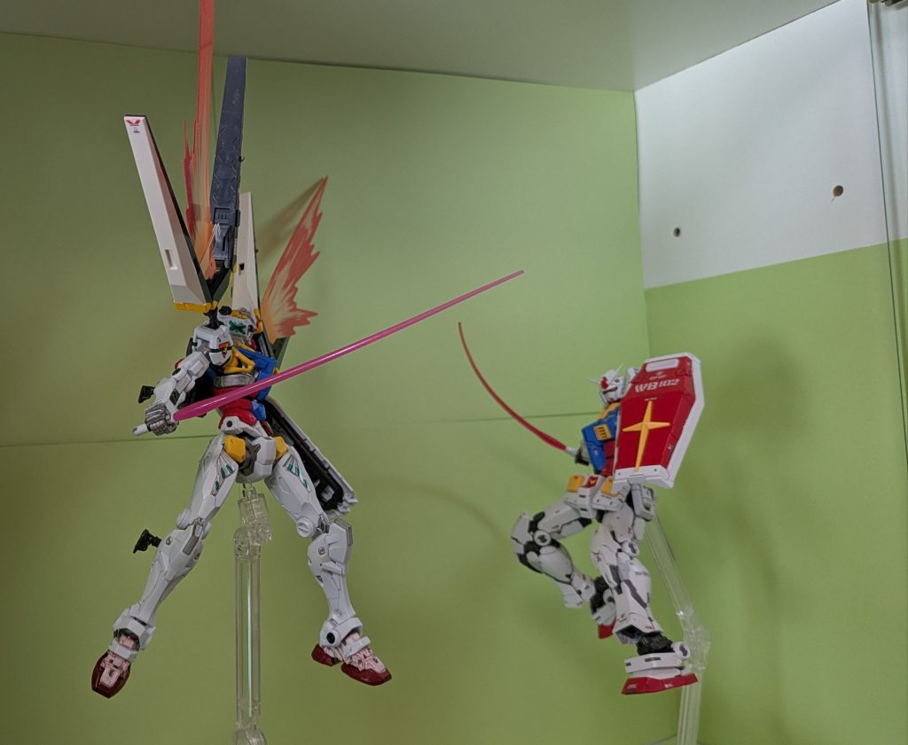 オリジナルガンダムとカラーガンダムの対峙。勝つのはどちらか？https://gumpla.jp/hg/25192131