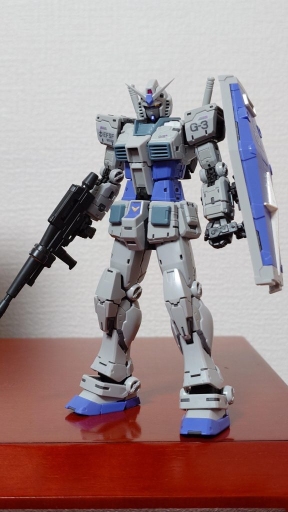 ビームライフルとシールドを装備。シールドの連邦軍マークと腰のV字のパーツ、ビームライフルのサイトは好みで白にガンマカで塗装…白は下地に影響されますね…ちゃんとサフェ入れて塗装すれば良かった…