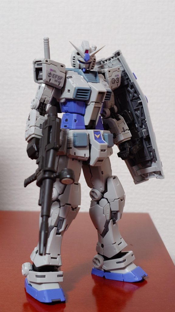 肩、膝、肘のマグネットコーティングシールは600番のぺーパーの後でガンマカのシルバーで塗装しました。