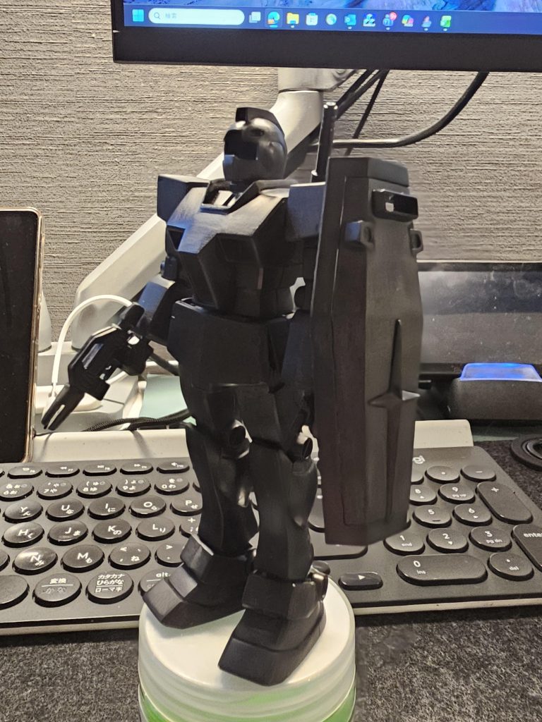 素組は真っ黒。ヒケが分かりやすく目立つので、ヤスリがけ捲くります。