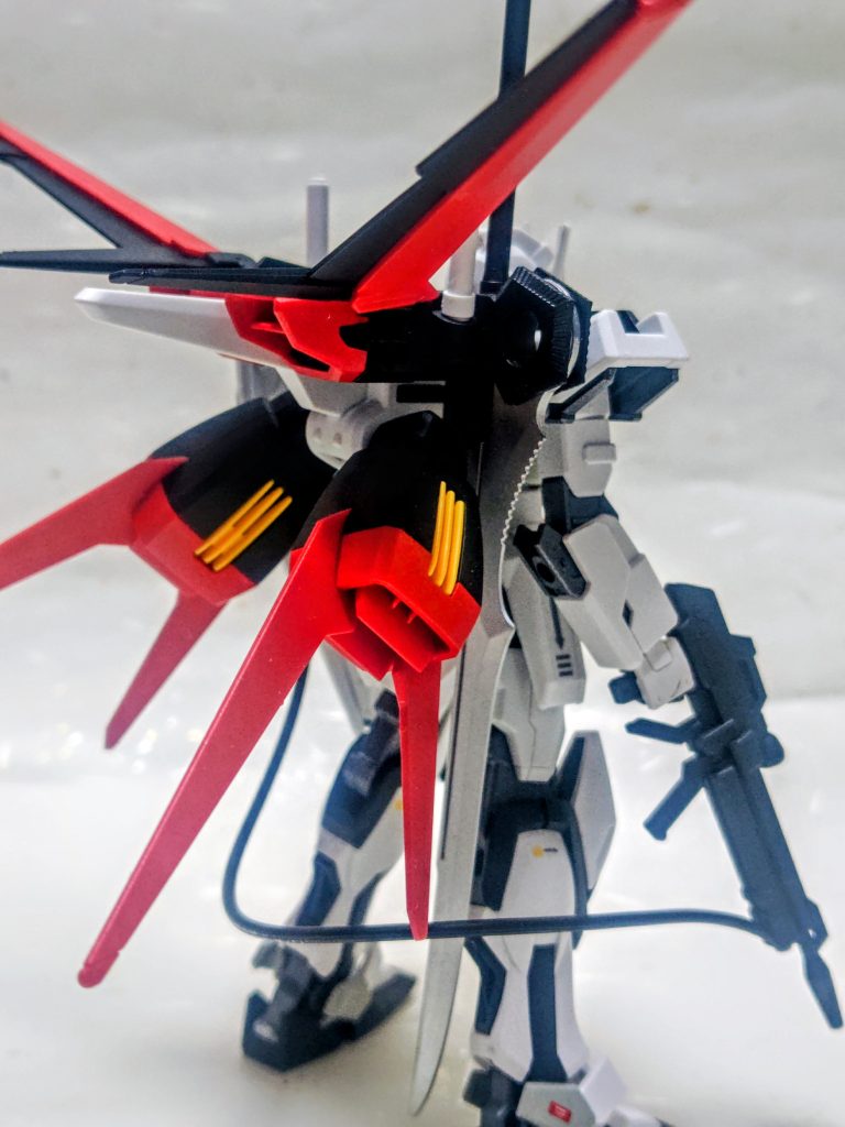 オプションパーツのエールストライカーに付属していた長剣を背負わせています。何となくスタイリッシュに見えればと。