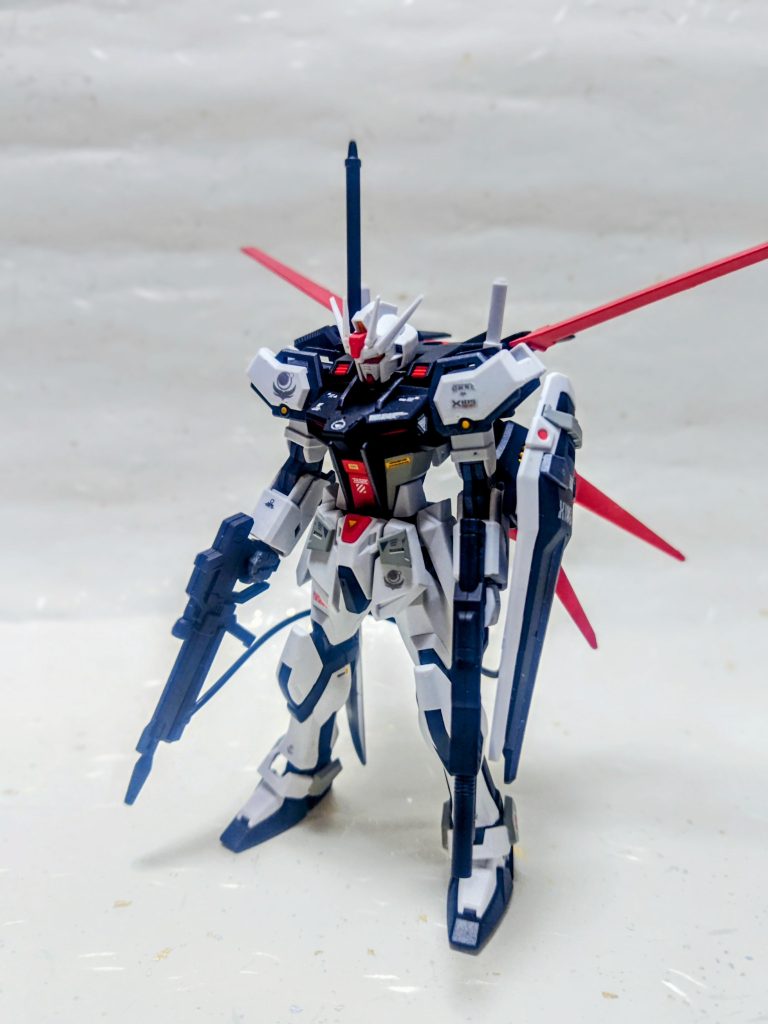 細かなでデカールをそれっぽく貼って、少しでも精密感を上げようと初心者なりに頑張りました。ライフルから謎のケーブルを伸ばして、背中を経由し接続。アクセントにしています。