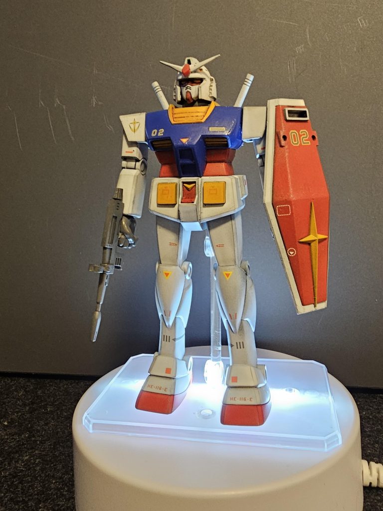 股関節に5mmのボールジョイントを仕込んだのと、手を少し大きめなものに変えています。こう見ると割とスタイルいいかも。