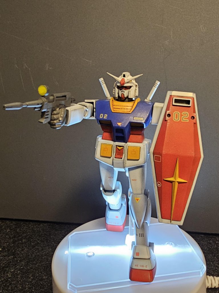 ビームライフルの銃口、ディスプレイ用に背中の穴あけ。