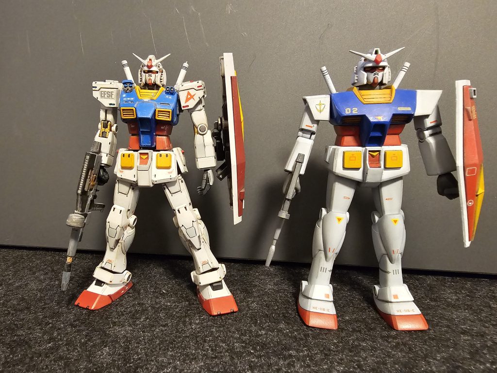 オリジンガンダムとの比較。頭の大きさと胴体の太さがまるで違いますなぁ。