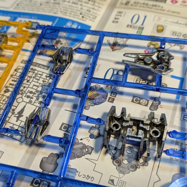 エアリアルのクリアモデルが手に入ったので、前からやってみたかったクリアパーツのシルバー裏打ちに挑戦してみました🤩✨パーツの下に金属のフレームがあるみたいに見えてカッコイイですね😻筆塗りなので塗装面雑いですが😅（2枚目）