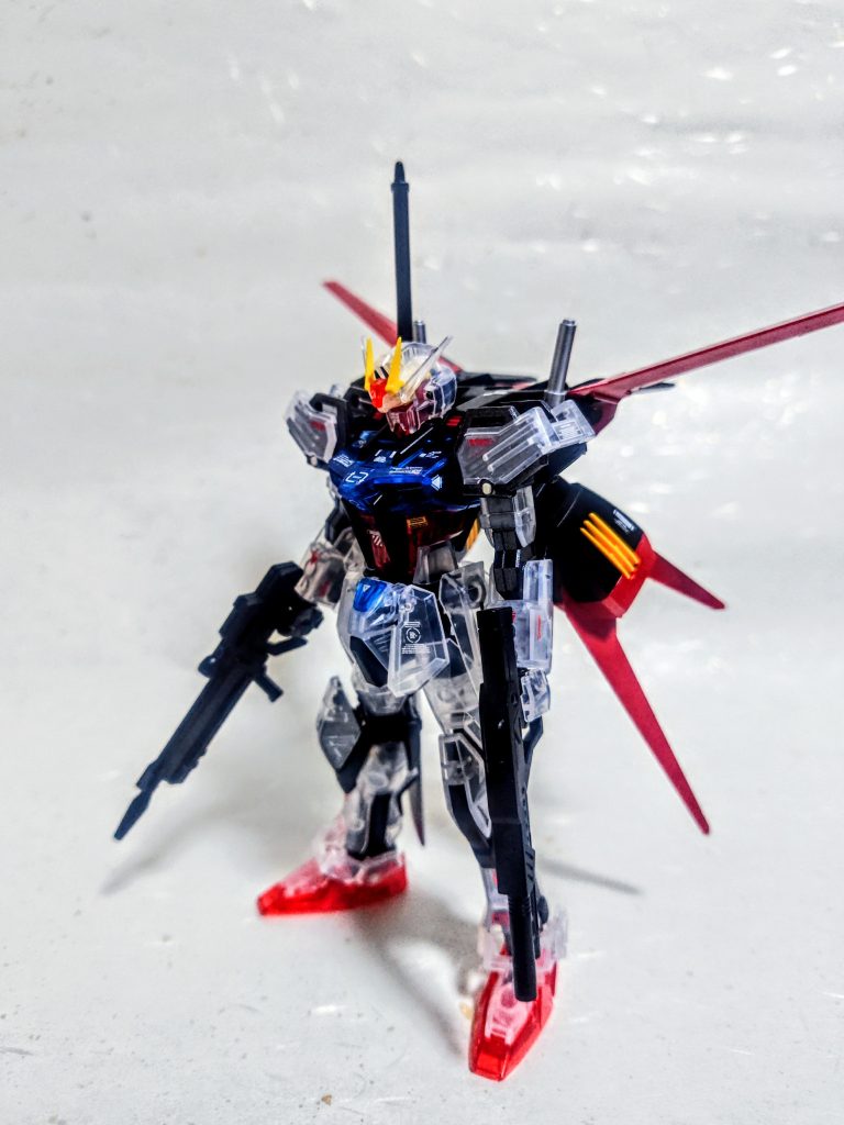 構成はほぼ同じですがカラーリング?からか宝石のようです。前回との違いはライフルからの謎のケーブルがない点と、悲しいかなシールドがない点が主な違いです。デカールはそれっぽいものを貼っていますが、今回はよりアニメから離れているかもしれません。