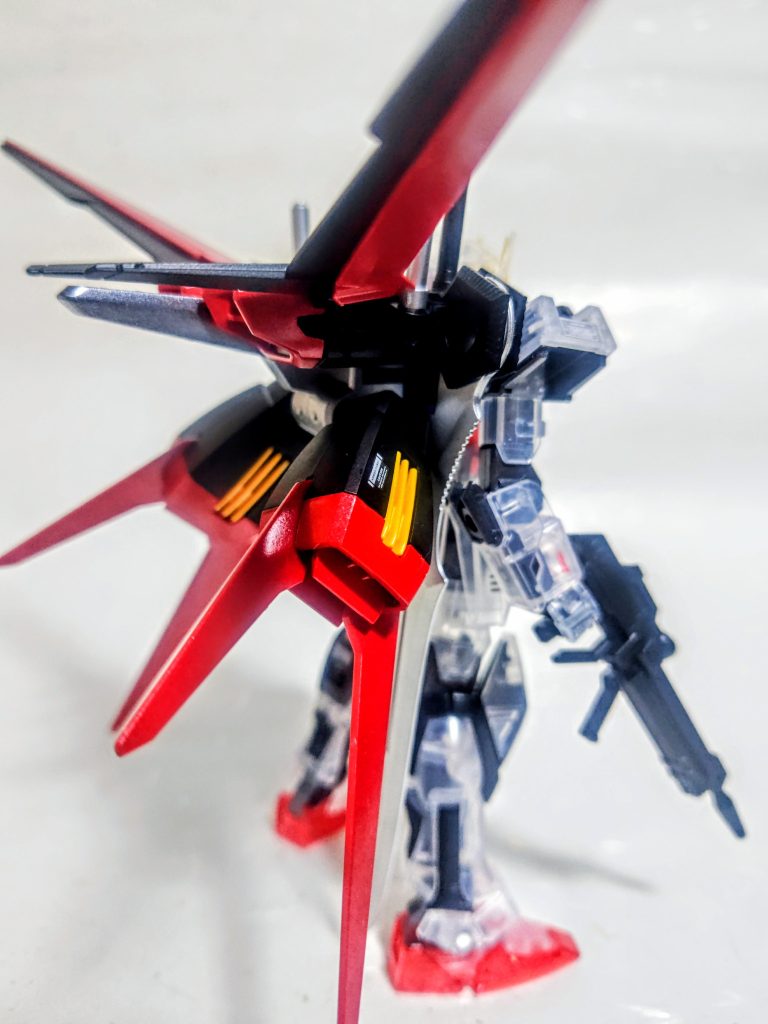 相変わらず長剣を背負わせています。今回のモデルは艶消しトップコートをするのが勿体無いので、エールストライカーもコートは無し。赤い部分はメタリックレッドで少しゴージャス感を出したつもりです。逆にクリアコートするのもありかもしれませんが、ホコリが入っちゃいそうで(泣)。