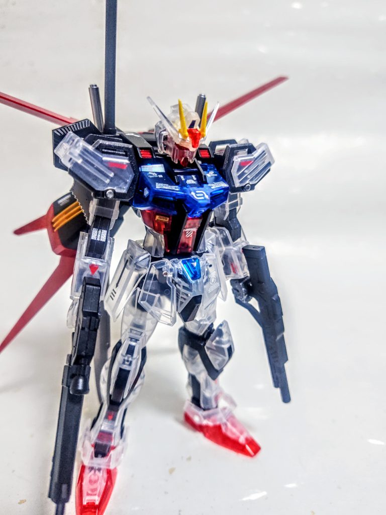 クリアカラーなんてねぇ、と私も思っていました。おまけに透明度の低いスモーククリアなので余計にマイナスに感じたり。ちゃんとガラスみたいに綺麗な無色クリアにしてよと。。。ですがこのモデルの本領発揮はUVライトを当てたときなんですよね。