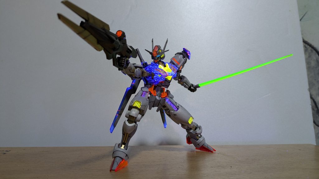 フレームにはゴールドとガンメタの2色の缶スプレー使いました。ボディはシャインシルバーとかいうよくわからない色の缶スプレー使いました😅