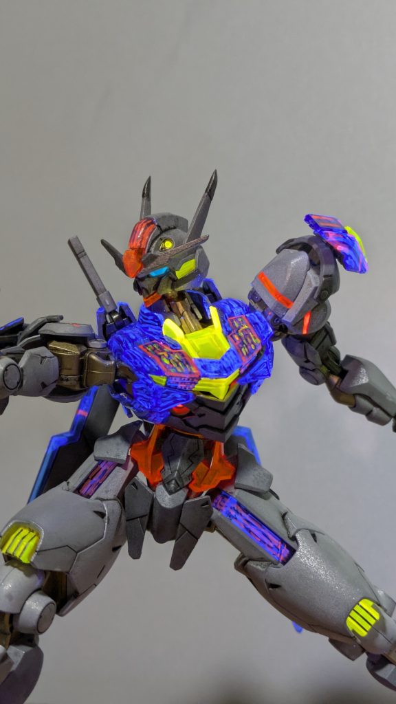 方の蛍光レッドのラインは、デカールに蛍光塗料を塗って貼りました。