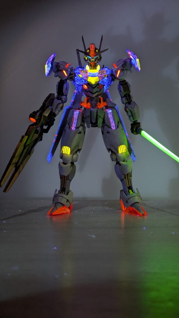 今回やったコト○缶スプレーでランナーごと塗装○クリアパーツのシルバー裏打ち○スミ入れ○フリーハンドでの蛍光スジ入れ