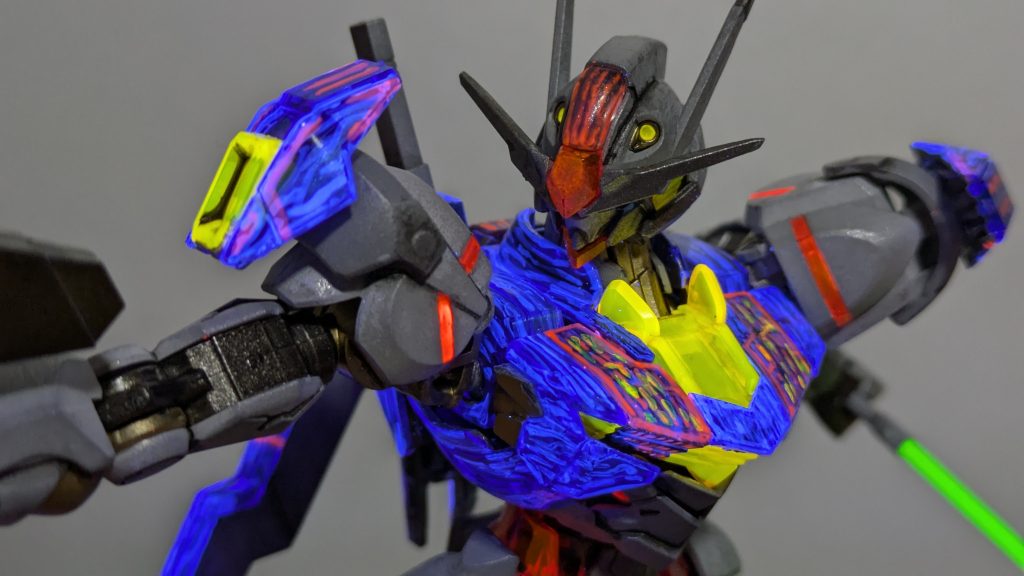 青いパーツはクリアパーツですが、光る素材ではなかったので、ガイアノーツの蛍光クリアーを筆塗りでスジをひたすらフリーハンドで書いていきました。ガンプラ部屋は閉め切ってるのでホントは匂いキツいラッカー塗料使いたくないのですが、蛍光のクリヤーや蛍光ブルーはラッカーしか販売が無いため、しぶしぶ使いました😅