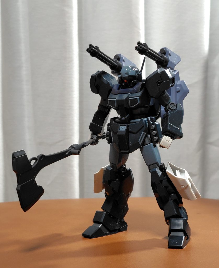 製作途中。手首パーツだけすぐに見つからなかったのでHGCEストライクから流用。斧は1/100グレイズと鉄血オプションパーツセットのなんかの棒の組み合わせで作りました。