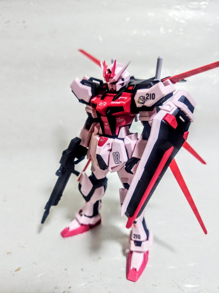 それだけで楽しかったんですよね。モデルはストライクルージュなるピンクのボディカラーが特徴的な一機。これまでのストライクとはまた違う機体のようで、しばらくしてから設定資料本を読んで楽しみました。実はまだアニメを初めから通しては見れてません。