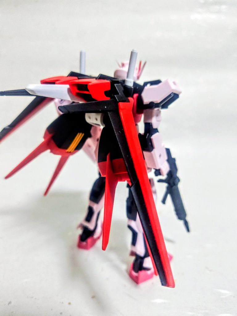 エールストライカーも黒のみセミグロスブラックでランナーごと塗装。今思えばちゃんと全部塗れよと。とはいえ、初めはこうだったんだという記録のために残しておきたくてアップです。それでも楽しかったので、今でも大切に飾っています。飾っていますといえば、ダイソーさんの500円のケースは本当に素晴らしいですよね。