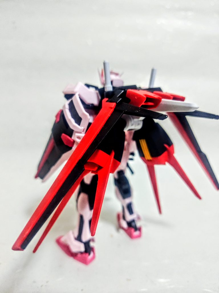 あまりにもエントリーグレードの作りが素晴らしいので、どんどん他にもあるだろうとカラーバリエーションをとにかく作りました。エントリーグレードは安いからこそ食玩のように買って作れてしまいますね。ですが、思えばガンプラもこのエントリーグレード以外は高くなったものです。昔は500円ほどでしたからねぇ、って歳がバレますか。おまけにどの機体もなかなか売ってないという。種類があり過ぎてきっと生産期がローテーションゆえ、なかなかに順番待ちが多くなってしまうんでしょうね。