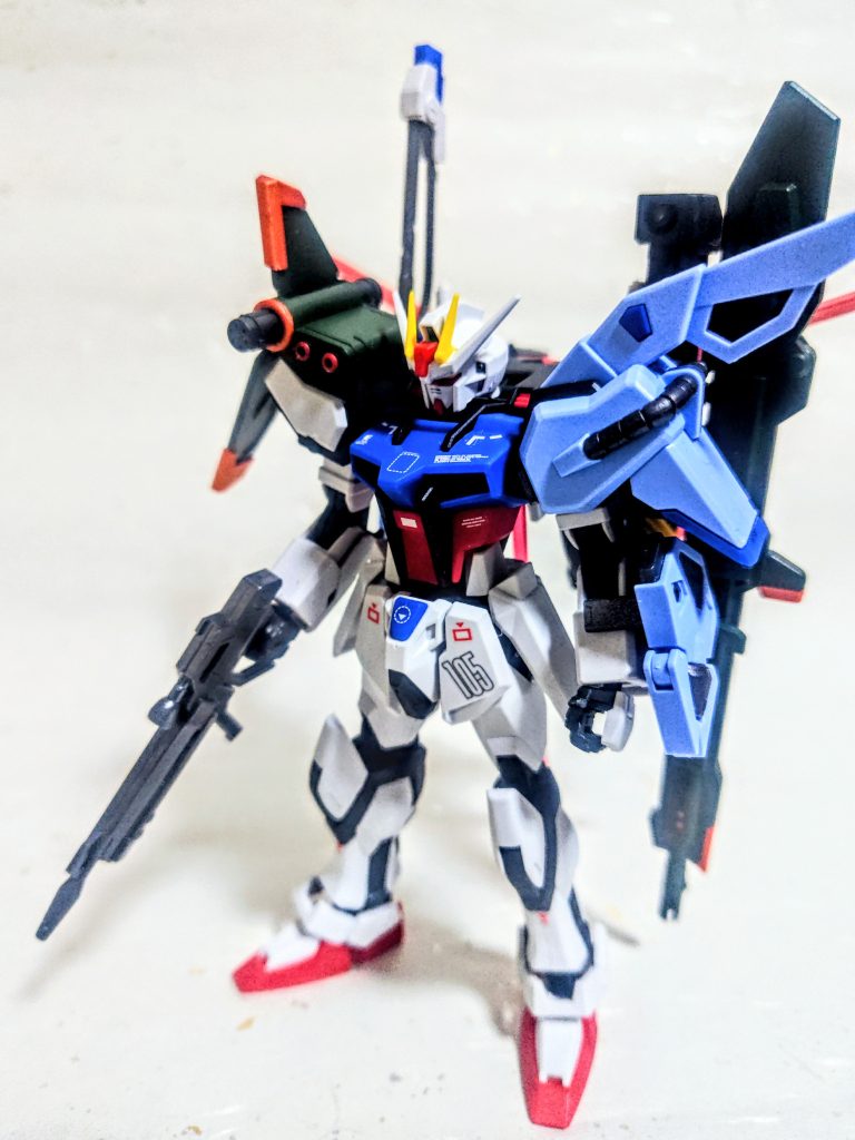 みんな大好き全部盛りの1品ですね。モデルは毎度お馴染みエントリーグレードの本体に、ウェポンセットを2つ投入。結果的にちょっと高くついてるじゃんと言うのは黙っておきましょう。やっぱりそのままだとアニメらしさを感じさせるカラーリングですね。