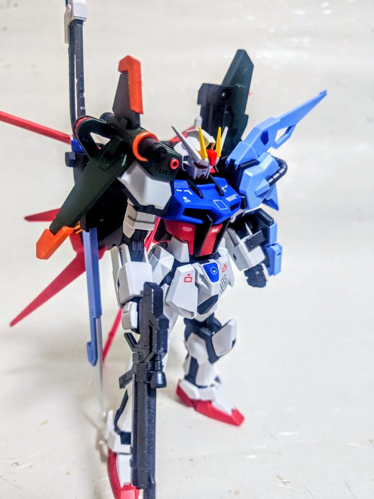 本体そのものはいつものランナーごと塗装。フレームパーツだけ黒に。少し強めに強調して、艶消しトップコートのお手軽フィニッシュ。デカールをそれらしく貼って、顔だけ墨入れを。ガンダムマーカーの墨入れペンって簡単なようで難しいですよね。