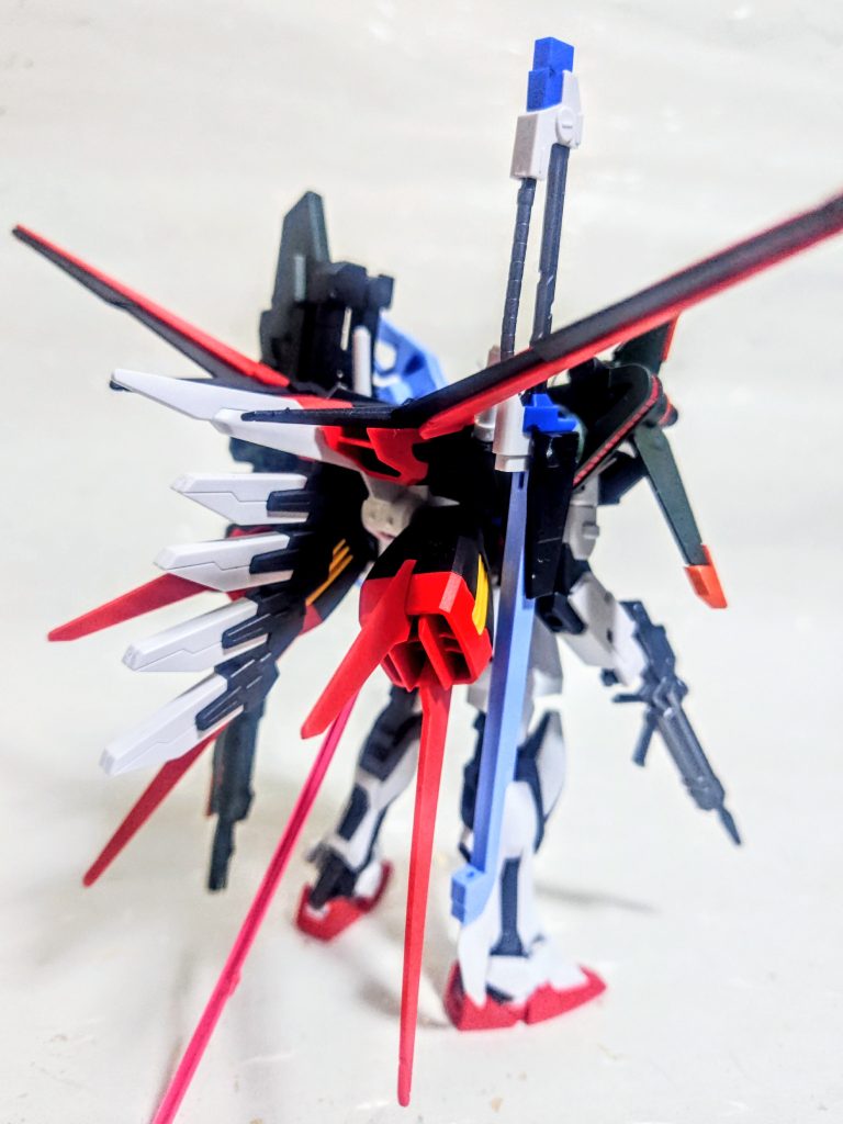 重たすぎて倒れてしまうので、ランナーをさしてつっかえ棒に。後ろからの眺めは本当に凄まじいです。もうどれだけツンツンしてるんだという。そして立たせる気ゼロの逆に潔さを感じさせるバランスはフォルムとしては面白いですよね。