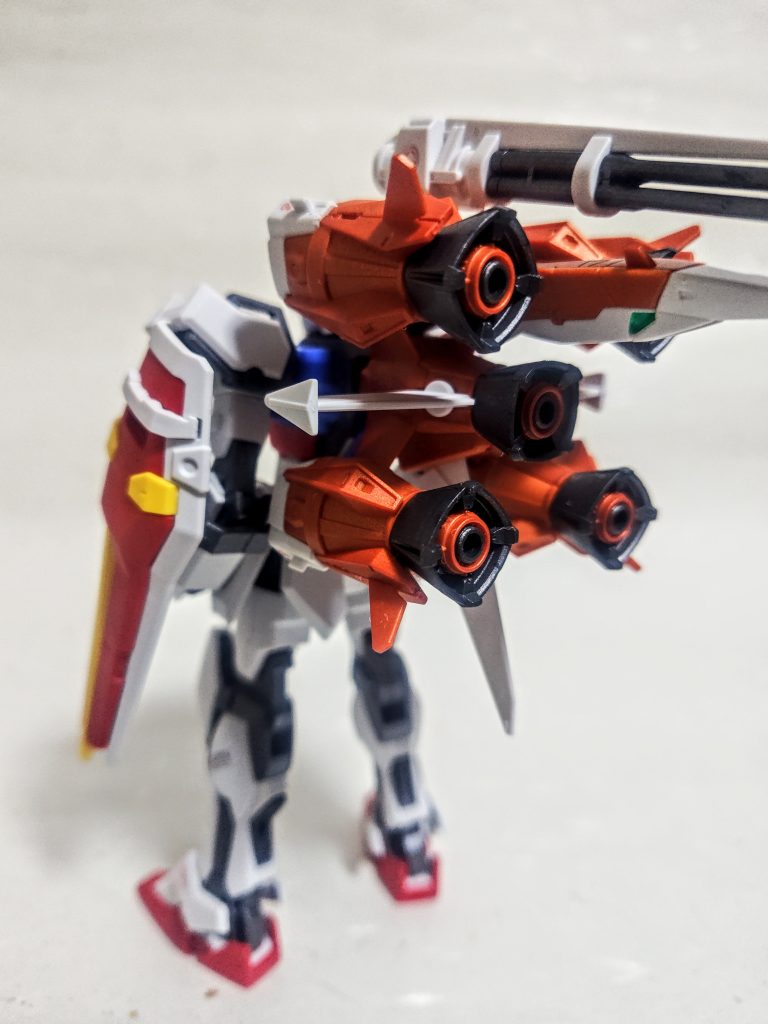 とかなんとか言いつつ、ガンバレルストライカーはメタリックオレンジで塗装。グレー色のバーニア、ガトリング等もガンメタルで塗装。少しずつ私もガンバレだしたのか、背中は初心者なりの一歩といったところでしょうか。しかし墨入れが出来ていないので、もう少しだけメリハリが付けば(泣)。。