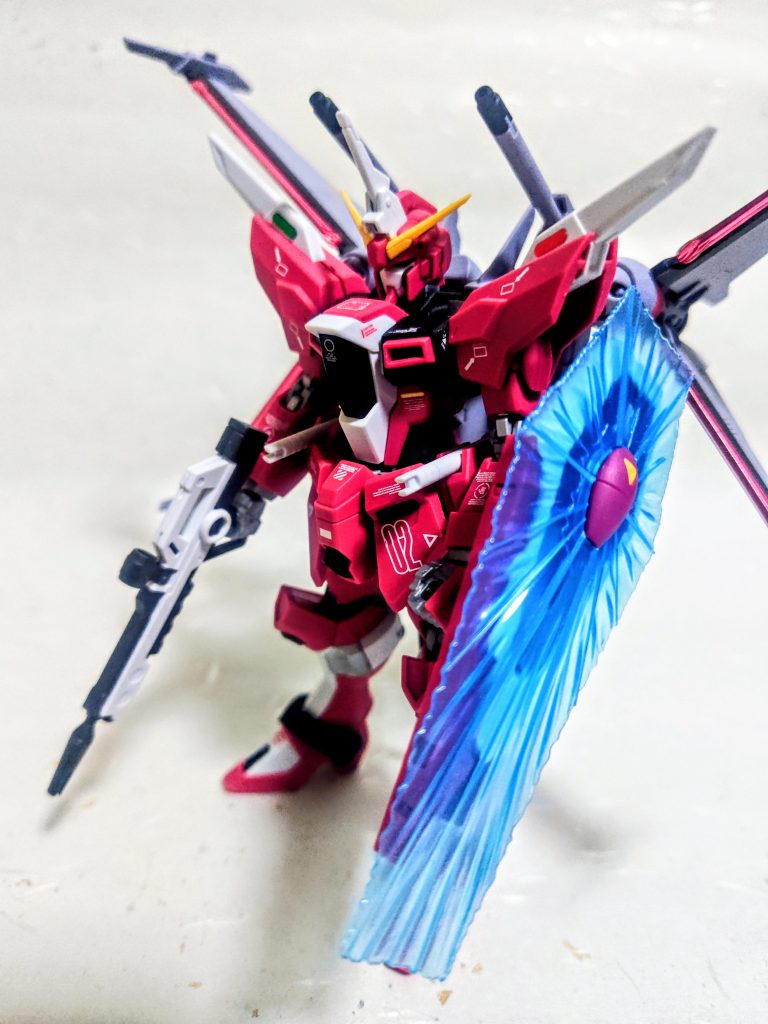 今回はいつもより少しだけ最近、といっても結構前に作りました。インフィニットジャスティス弐式さんです。「弐式」なんですね、「改」とかの方が個人的には響くんですが。詳しいことはわかりません。ただ作ってわかったのは、「やっぱりエントリーグレードとは違うな」という当たり前の感想でした。