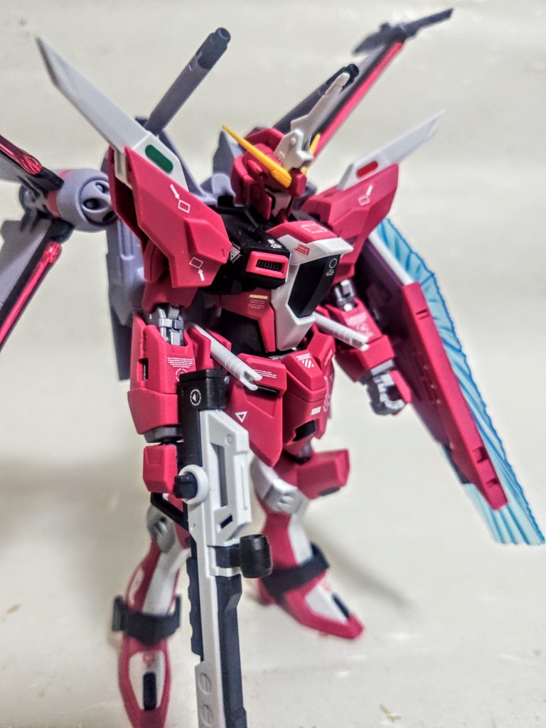 通常のグレーパーツに見えた部分はシルバーリーフでランナーごと塗装。その他は黒いパーツだけメタリックブラックでランナーごと塗装。いつも以上にデカールはアニメから遠のいていますが、それらを楽しみ艶消しトップコートでカバーしたお手軽フィニッシュです。何やら目玉の関節部分等の凄い金属感あるシルバーの質感は確かに素晴らしく、可動域も本当に凄まじい。傑作ですね。