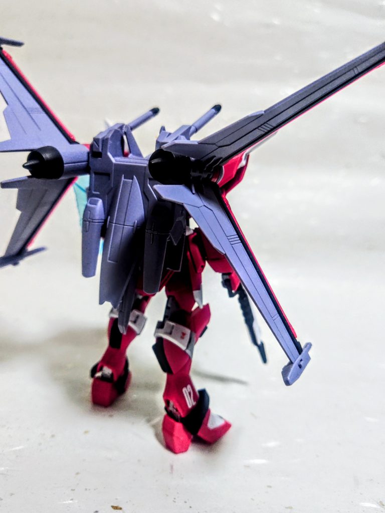 彫りが凄すぎて墨入れしたように見えますが、影です。ある意味リアル(笑)。HGクラスので出来の良さからくるおかげかな、影だけに。作ってみて、これは人気あるだろうなと思いました。もちろん搭乗者の人気もあるのでしょうが、エントリーグレードとは比べるまでもない精密さと、やはり関節のしっかりさ加減は違いますね。真っ直ぐ立たせるしかない私にはその恩恵はあまりないですが、ガッチリしているので触ったときに妙な満足感が得られます。