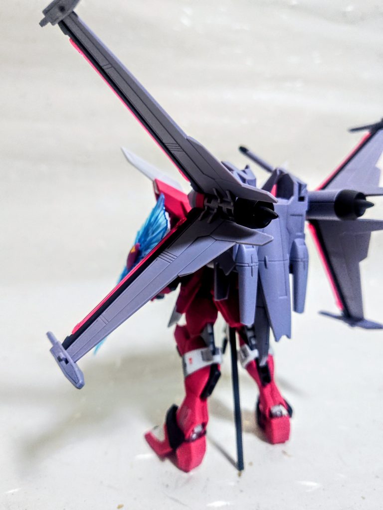 今回のモデルも立たせる気はほぼゼロの背負いモノがあり、この通りランナーを刺してつっかえ棒にしています。そのフォランテスはこれまたモールドが凄まじい精密さで、スターウォーズを超えてきました。なのにエナメルでの墨入れはまだビビって出来ず、気がつけばそのままトップコートしてしまいました。これはもう一度挑戦リストに追加ですね。ズゴックも欲しいし。