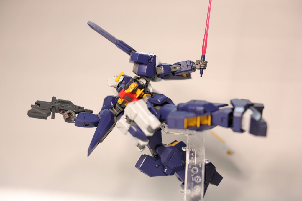 ロングブレードライフルは前後のユニットを取り外して普通のビームライフルとしても使用可能これでもよかったのですが、機体がゴテゴテしている分、武器もゴテゴテさせないと目立たないかと思い、ロングブレードライフルにしました。イカロスユニット付きヘイズルに付属のビームランチャーを装備させるのもいいかもしれません(届いてからになりますが)