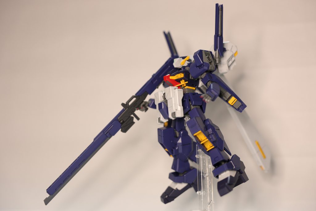 ベースにはハイゼンスレイ・ラーⅡのキットから、実戦配備形のハイゼンスレイを使用。そこに好きな要素を組み込んでいく形で作成しました。頭部の光学センサーユニット、腰部よサブアームユニットの他、バックパックにはトライブースターポッドを装備させました。
