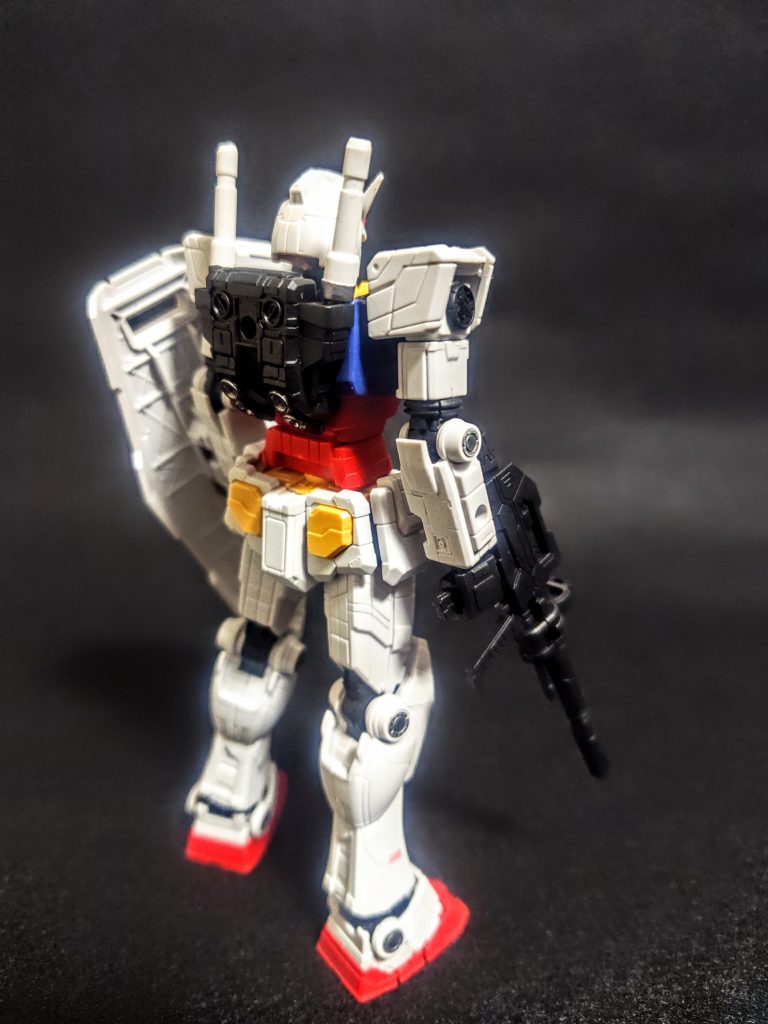 このモデルはガンダムマーカーのメッキシルバーでバーニアを。メッキシルバーのマーカーは本当に素晴らしいですね。塗膜が若干弱いらしいので、ガンダムマーカーエアブラシなどにはなかなか手を出せませんが。ウチみたいな簡単フィニッシュ派からすると、上からトップコートも吹けないみたいで、それはなかなか痛いです。