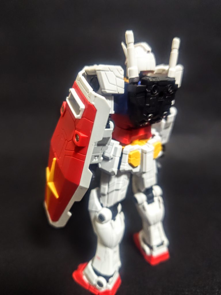 不鮮明ですか、リベットチックなエッチングパーツをシールドに。また下半身も。ひざの関節や、くるぶしにもエッチングパーツでディテールアップしています。　どうなんでしょ、立像のガンプラだから、これでリアル加工と言うことにしていいのかな（笑）。