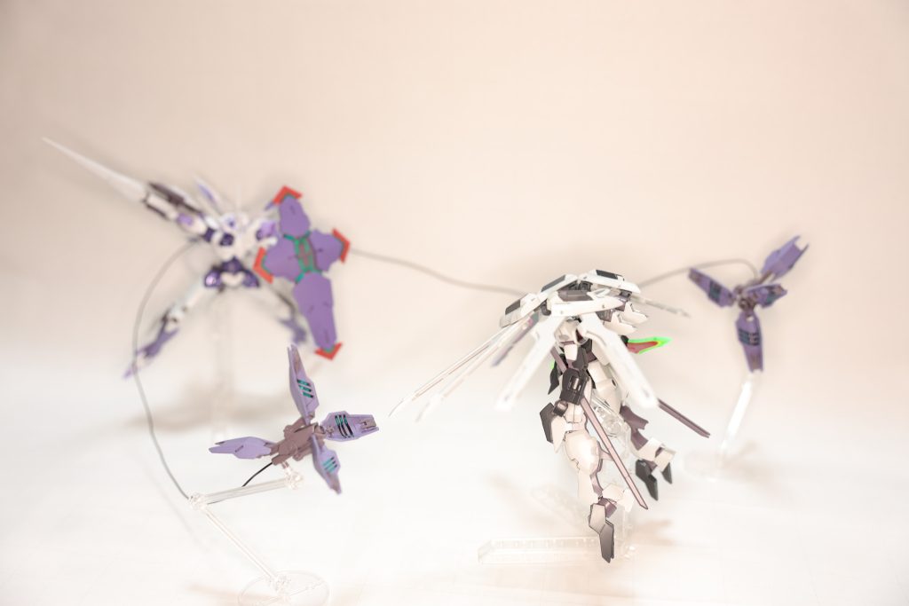 まずは機体解説から…CEK-049ベギルベウ・フルカスタムベギルベウをベースに対GUND-ARM性能を向上させた機体。バックパックに装備していた“ノンキネティック・ポッド”は、攻撃力を付与した“ビーム・ブレイサー”に換装。アンチドートで動きを制限したところにビームを打ち込むなど、GUND-ARMを確実に仕留められるようになっている。(※敵機役に以前作ったシュバルゼッテを使っています)