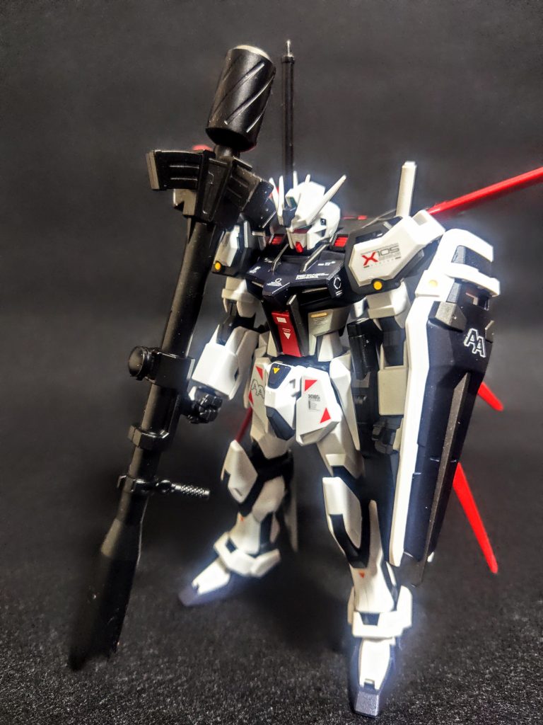 真っ白なペインティングモデルをベースに、黒系になるべきパーツをセミグロスブラックで。胸部、シールド、足はその上からディープメタリックブルーを重ねて。これをやろうと思ったのは、先っぽにクリップのついた棒をついに購入したからなのです。あと猫の爪とぎ用のダンボールも。