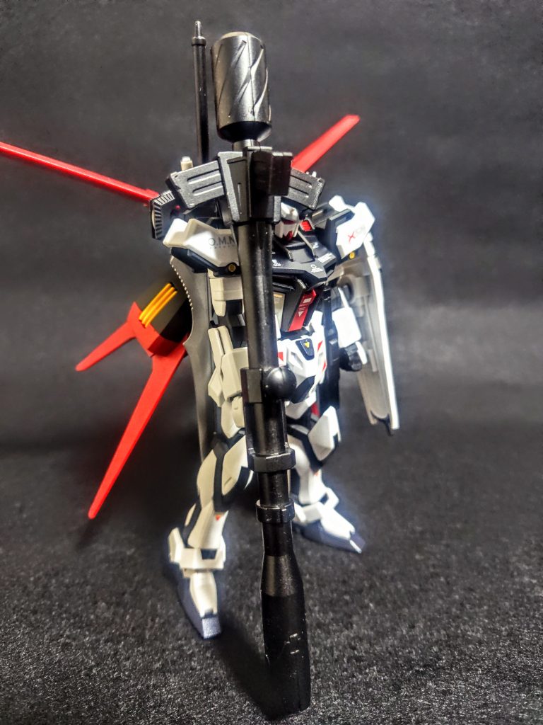 νガンダムライクなカラーリングから黄色を省けるだけ省き、また赤もコクピットハッチのみ。その左右はマスキングしてグレーで航空機チックにしていますね。角の部分は絶対に白と決めていました、黄色は、んーっ、悩ましいっ。その省いた結果足りなくなった黄色や少なくなった赤はデカールやワンポイントに貼ったメタリックシールで加えています。今見るとこれは余計でしたかね。