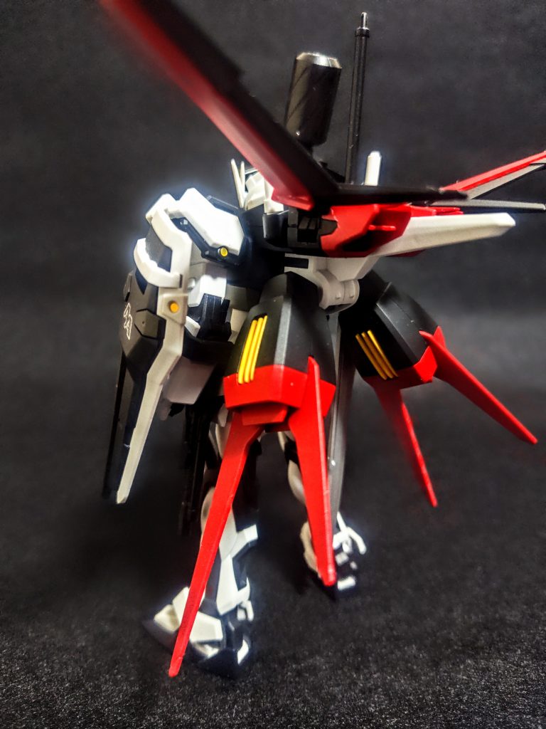 相変わらずリアビューはトゲトゲしいですが、ランナー塗装のお手軽フィニッシュ。何もつけないストライクもいいと思うんですが、どうしても背負っておかないと足りない感を感じてしまいます(笑)。このオリジナルカラーのストライク本体はディープメタリックブルーがミソで、一番初めに投稿した完全に黒の胸部版と個人的には甲乙つけがたい。