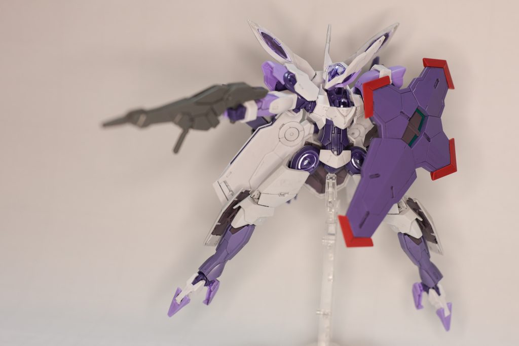 主兵装はビームライフルハイングラが装備していたものにバレルを追加したような形状になっており、射程と火力が向上している。