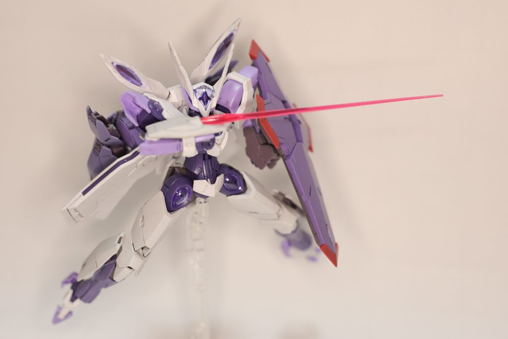 また、右腕にはビームガン/サーベルを内臓した小型シールドも装備。近接戦闘にも対応可能となっている。