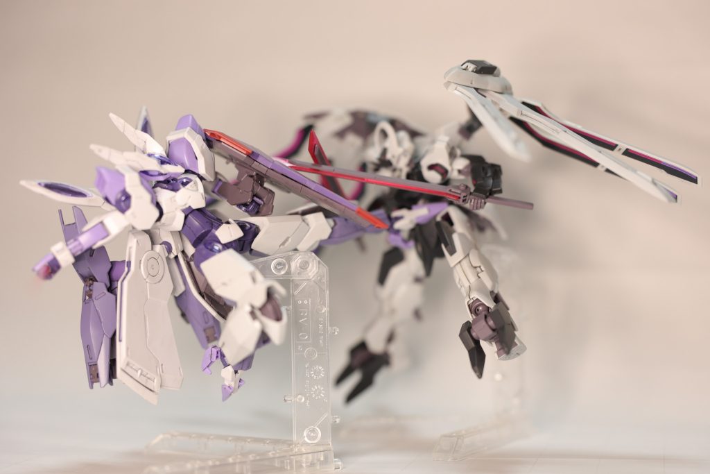 脚部のクローはベギルベウから引き続き装備。敵機を押さえ付けるなど、近接戦闘で役立つ。