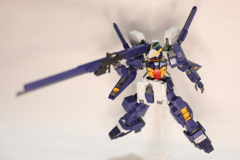 武装はロングブレードライフルを装備後ろにのびるトライブースターポッドのスタビライザーと対になるように装備させています。