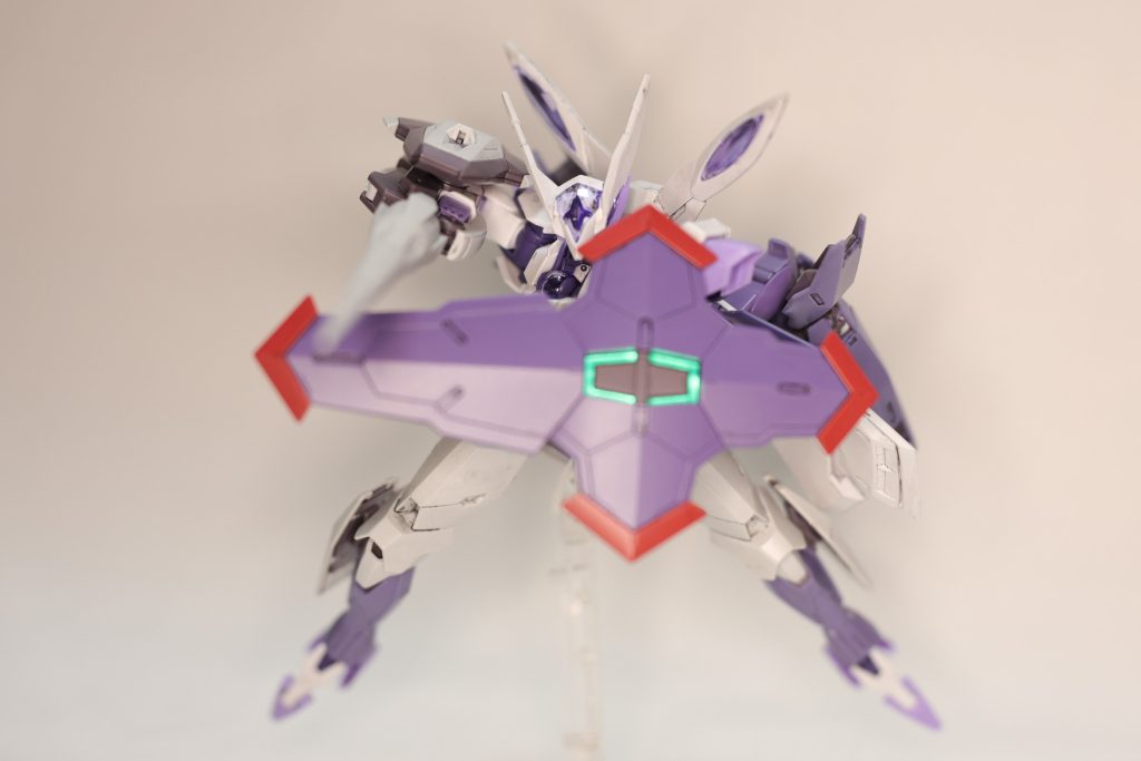 ジャベリンブレイサーも装備可能。ビームライフルが装備できなくなるため、火力は低下するが、近接戦闘能力は向上する。