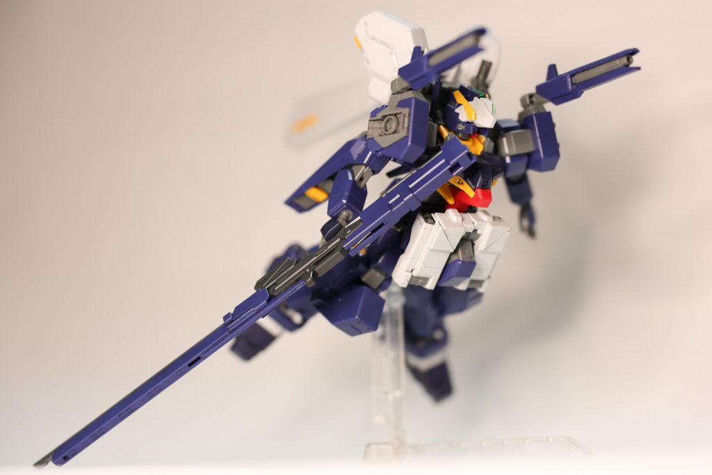 その他の部分はキットのまま使用特徴的な肩のビームキャノンや足のブースターユニットなどもそのままです。