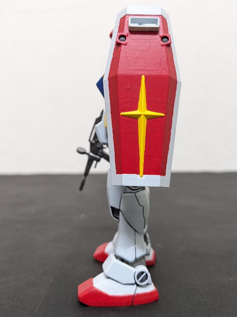 左側面うーん、シールドの筆跡半端ないな😅FGが発売当初「単色だが、PG準拠の最新のプロポーションを旧キットと同額の300円で‼️」というコンセプトを打ち出してたので「やってみるさ😎‼️」とイキって一気に作ったような記憶があります。