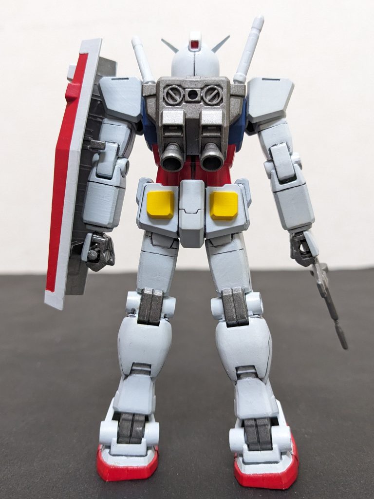 背面当時エアブラシを使うなんて想定もなく、タミヤカラー水性で筆塗り。赤青黄とガンメタはビンそのまま、白は微量青を入れた気がする。