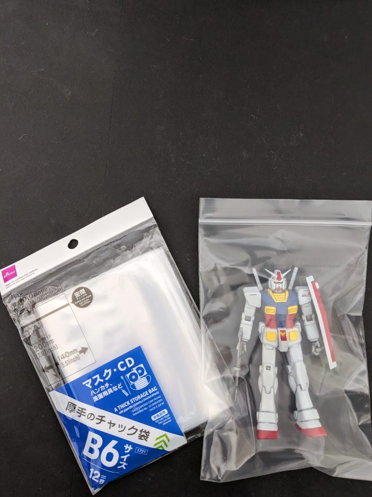 おまけ2飾る場所が全然無く1体が精一杯なので、完成品はダ〇ソーの厚手チャック袋に入れ、作ったキットの空箱に2・3個入れて収納してます。チャック袋に入れておくだけで、だいぶ破損を避けられますので、ご参考まで😉