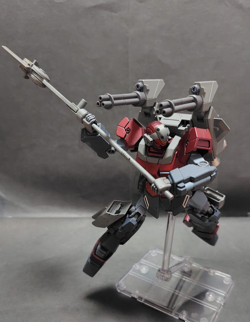 ポージング。パイロットはガトリング斉射から脚部のブースターと背面のバーニアを使って高速で迫り斧で敵機を叩き斬るという戦闘スタイルを得意とする、という設定です。